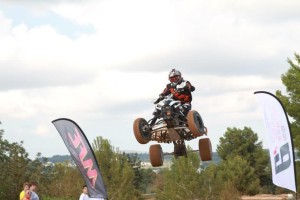 Toni Vingut, en pleno vuelo, en una prueba del campeonato de 2014