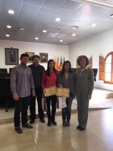 Sara Díez y Miriam Alarcón, junto a la alcaldesa Neus Marí y los concejales Víctor Lozano y Vicente Torres.