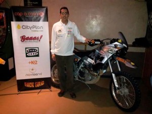 Rafael Rodríguez, junto a su moto, en la presentación de su reto en el nacional de Rally TT.