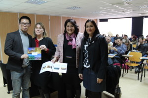 Virginia Marí y Lina Sansano con los responsables de las jornadas. 