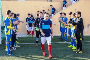 El Inter Ibiza hizo el pasillo de honor al Ciudad de Ibiza antes del partido. Foto: Fútbol Pitiuso