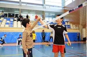 Javier Nadal e Ismael Oballe se saludan tras unos de los partidos. Fotos: Bádminton Ibiza