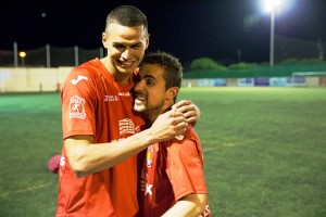 Felipe y Lúa, los autores de los dos goles del Ibiza, se abrazan tras el partido.