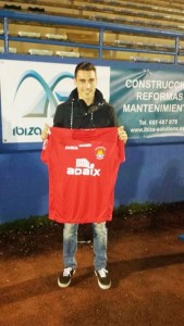 Roberto Ortiz, uno de los nuevos fichajes del CD Ibiza, con su nueva camiseta.