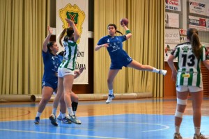 Paulina Pérez dispara a puerta en un partido del GPS R. Unic Puchi.