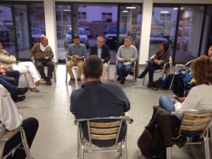 Un moment de la reunió amb els vesins d'aquesta població. 