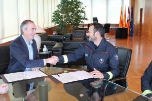 Serra y Ribas Díaz tras firmar la incorporación del nuevo bombero. 