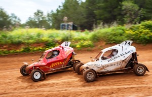 Dos de los carcross participantes durante la primera prueba del campeonato de Balears de autocross de Sa Coma.