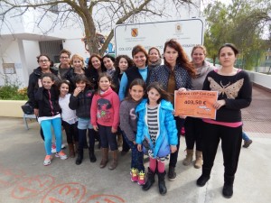 Madres y alumanas del CEIP Can Coix entregaron la recaudación del acto benéfico.