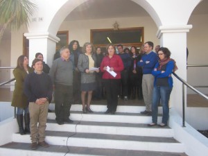 En la imagen, un momento de la lectura de la declaración institucional frente a la puerta del Ayuntamiento. 