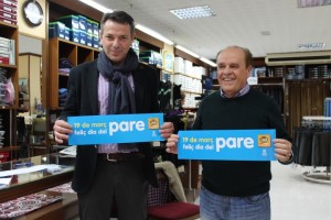 Salvador Gallego y Vicent Tur sosteniendo las bandas que colgarán los comercios participantes. 