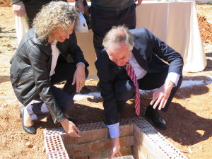 Neus Marí y Vicent Serra ponen la primera piedra del futuro centro social. Foto: Ayuntamiento de Sant Josep. 