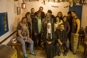 Foto de familia de los participantes en el rodaje de 'Una noche en la guarida del ángel'. 