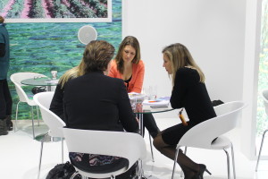 La consellera Carmen Ferrer, en una reunión de trabajo en la ITB de Berlín. Foto: Consell d'Eivissa 