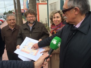 El delegado del Gobierno, Roger Sales, señala el plano de las nuevas dependencias de la Guardia Civil en Platja d'en Bossa. Foto: L.A.