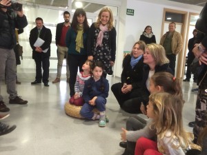 Virginia Marí y Núria Riera (abajo a la derecha) junto a los alumnos del colegio Sa Joveria. Foto: L. A.