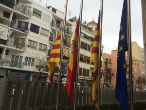 En el Consell las banderas ondean a media asta en señal de duelo por la tragedia aérea. Foto: L. A.