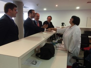 José Ramón Bauzá saluda a una trabajadora del hospital. A su lado, Martí Sansaloni (izq.), Vicent Serra e Ignasi Casas (dcha.) Foto: L. A. 