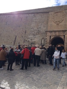 Imagen de archivo de un grupo de turistas del Imserso paseando por la zona de Dalt Vila.