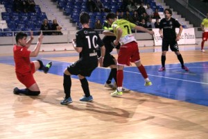 Una jugada del partido del pasado viernes entre la Peña y el Palma Futsal.