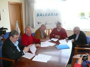 Los tres presidentes de los clubes náuticos y los dos representantes de Baleària, durante la firma del convenio.