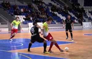 Un jugador de la Peña Deportiva defiende al jugador local Paradynski. Foto: Palma Futsal