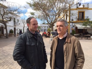 Vicent ​'Benet' (dreta) i un dels membres del seu equip, Ramon Roca, a la plaça de Sant Gertrudis