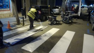 Un operario pinta un paso de cebra en Vila. 