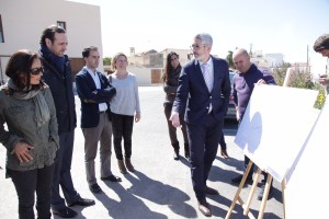 Bauzá i Alcaraz atenen a l'explicació del projecte educatiu de *ant Ferran durant una visita a Formentera