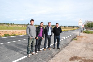 Los responsables políticos y técnicos visitan las obras de la carretera de es Cap.