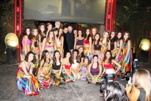 Las alumnas del Centro de Danz, junto a Moncho Ferrer, hijo de Vicente Ferrer.