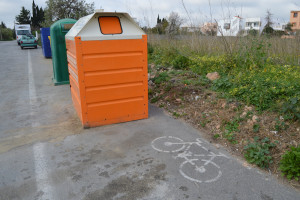 Un carril bici ocupat per contenidors a Can Raspalls. Foto: PSOE