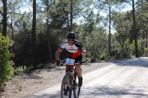 Uno de los participantes en un tramo de la crono. Foto: GE Es Vedrà