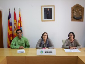 Paco Serra, Dolores Fernández y Mónica Rey, durant la presentación.