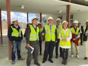 Imagen de la visita de obras realizada por Núria Riera y Vicent Marí. 