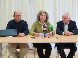 La alcaldesa de Sant Josep, Neus Marí, junto al concejal de Medio Ambiente, Juan Ribas (izq,) y el responsable de la contrata. Foto: Ayuntamiento e Sant Josep. 