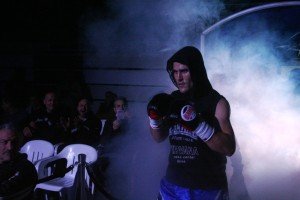 Iván Bonet, a su salida para disputar el combate ante el colombiano Ramírez.