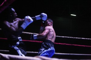 El combate entre Iván Bonet y Diego Jair Ramírez sólo duró dos asaltos. Fotos: C. V.