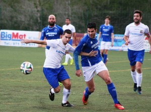 Luque lucha con un rival en un partido de Liga