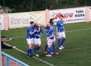 Los jugadores celebran el segundo gol mientras Vicente Román da instrucciones desde la banda. Fotos: C. V.