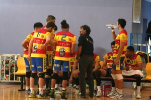 Toni Gino Corona da instrucciones a sus jugadores durante un tiempo muerto.