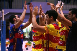 Los jugadores del Ushuaïa Ibiza Voley celebran el triunfo frente al Textil Santanderina. Fotos: C. V.