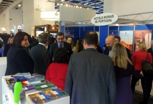 Imatge del stand de les Pitiüses amb l'ambaixador d'Espanya a Alemanya. 