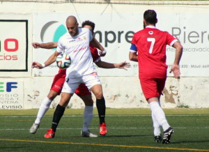 Kevin trata de controlar el cuero en el último partido jugado en Santa Eulària