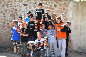 Una imagen de grupo de los participantes en el Motocross base.