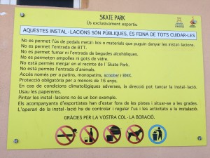 El cartel con las normas del 'skatepark' de ses Figueretes.