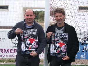 El conseller Sergio Jiménez y el técnico de la SD Formentera, Luis Elcacho, en la presentación del torneo.