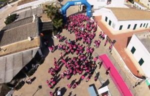 Una vista aérea de los participantes en la primera Cursa per a la Dona de Formentera.