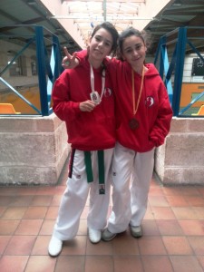 Nerea Montalbán y Alba Roig posan con sus respectivas medallas.