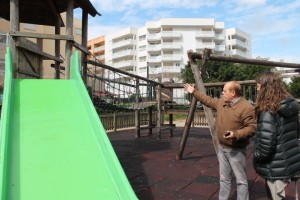 El concejal de  Vila, Salvador Gallego, en uno de los parques infantiles.